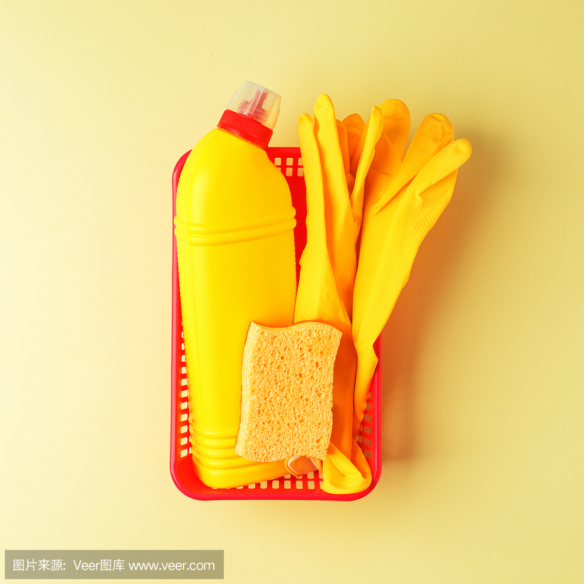 现代集专业清洗服务隔离黄色台面背景。组黄卫生保洁概念。橡胶手套,瓶子和海绵清洁剂。